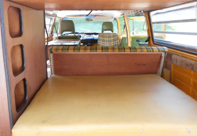 1976 Orange Volkswagen Bus/Vanagon