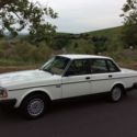 1986 White Volvo 240 thumbnail