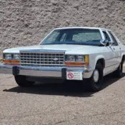 1987 White Ford LTD Crown Victoria thumbnail