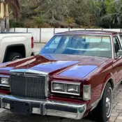 1988 Burgundy Lincoln Town Car thumbnail