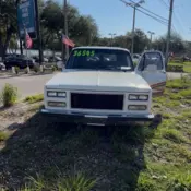 1990 White GMC R2500 Suburban thumbnail