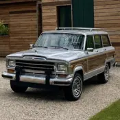 1990 Silver Jeep Grand Wagoneer thumbnail