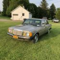 1980 Gold Mercedes-Benz 200-Series thumbnail