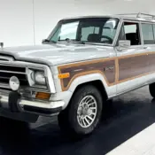 1988 Silver Jeep Grand Wagoneer thumbnail