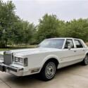 1986 White Lincoln Town Car thumbnail
